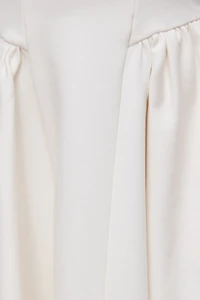 Minirobe évasée en point de Rome à col plongeant