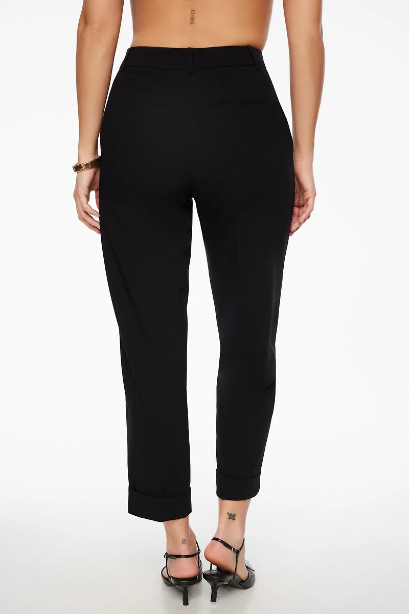 Pantalon à revers et jambe ajustée