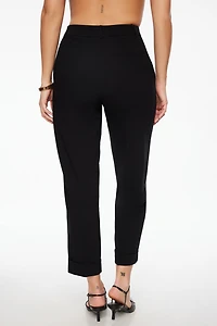 Pantalon à revers et jambe ajustée