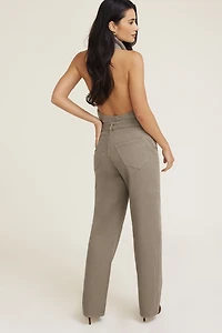 Jean Mika à taille mi-haute et jambe droite décontractée