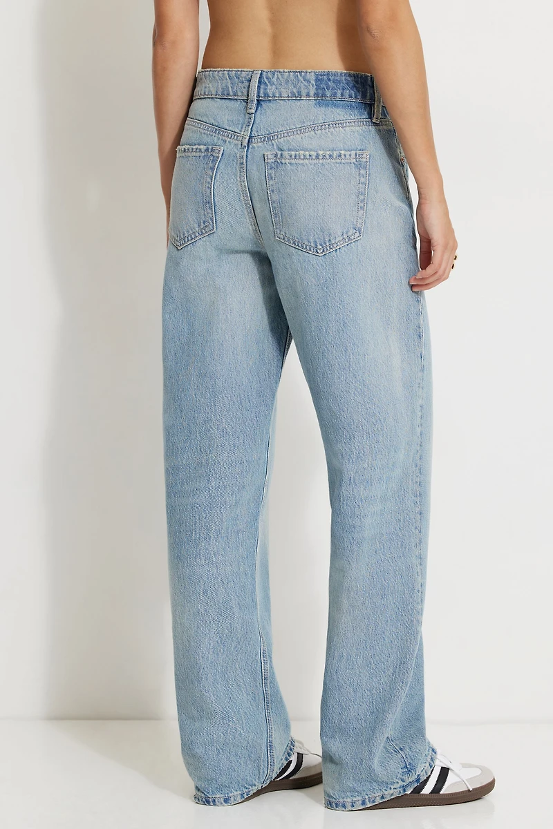 Jean Mika à taille mi-haute et jambe droite décontractée