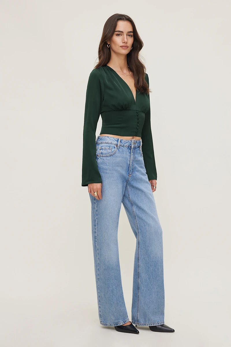 Blouse drapée en satin à col V.