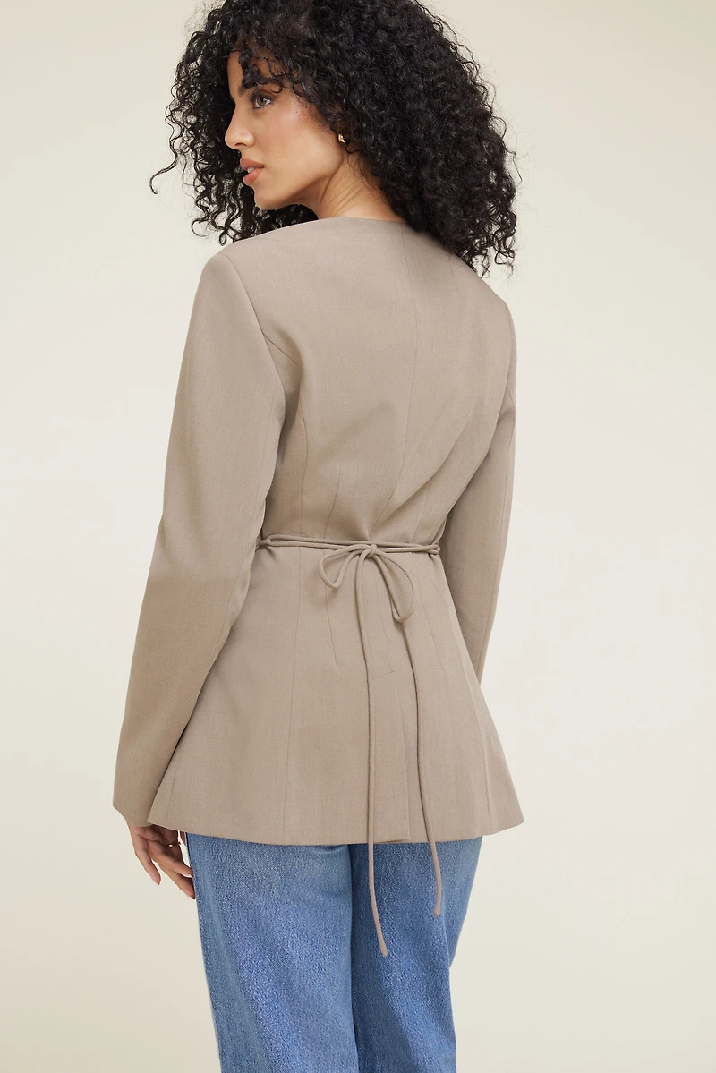 Veston sans col noué à la taille