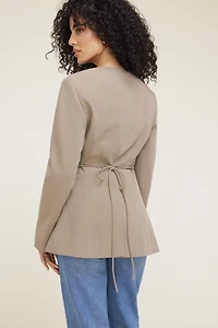 Veston sans col noué à la taille