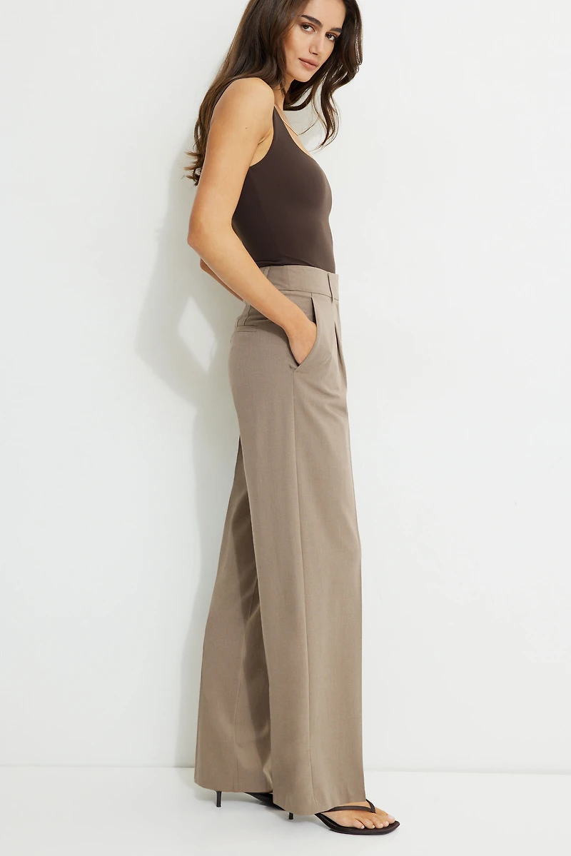 Pantalon Sofia à plis et jambe droite