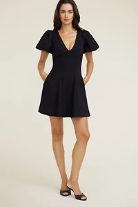 Minirobe évasée à manches bouffantes