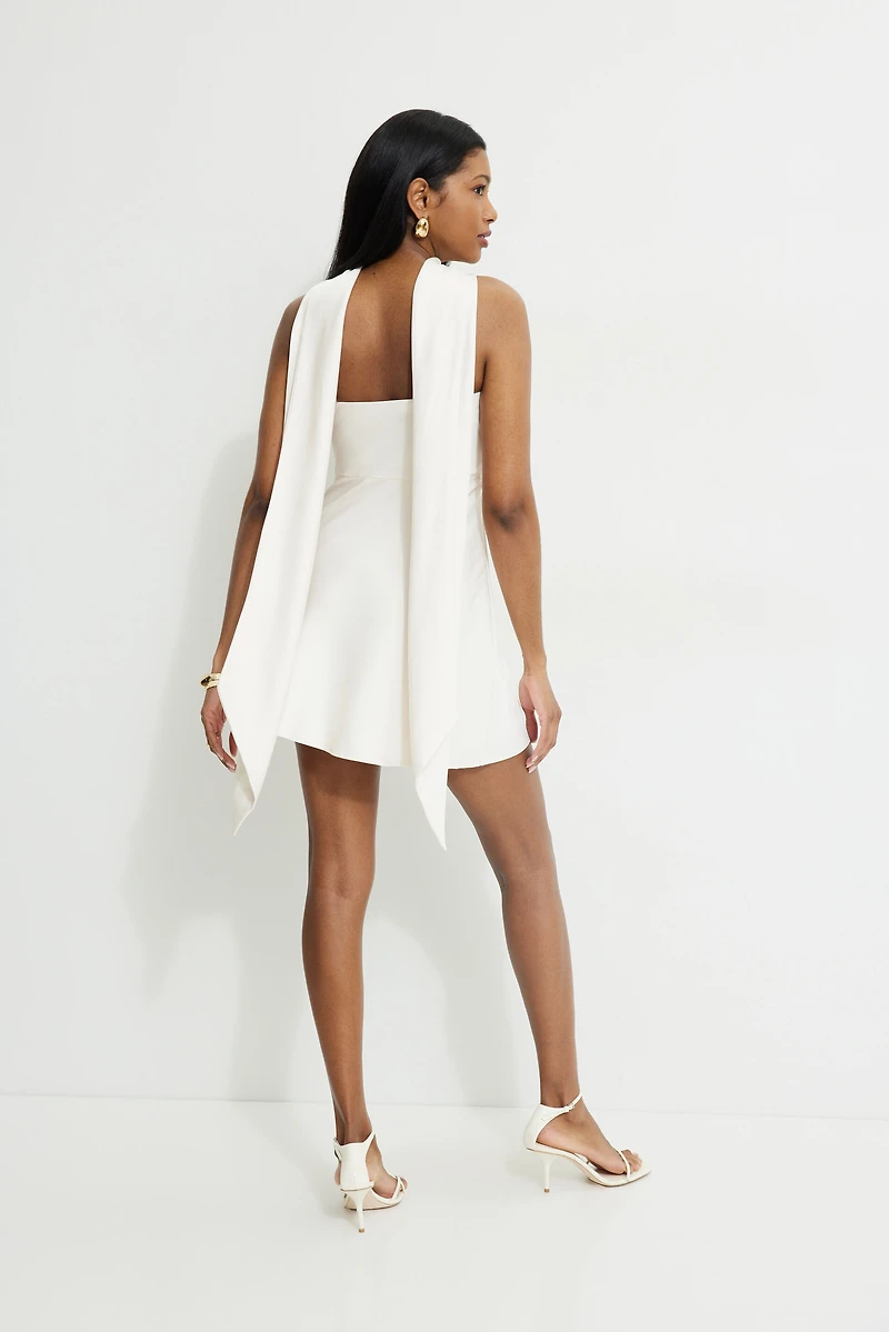 Minirobe tube en satin avec écharpe
