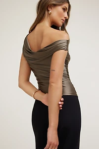 Haut extensible et satiné à épaules dégagées