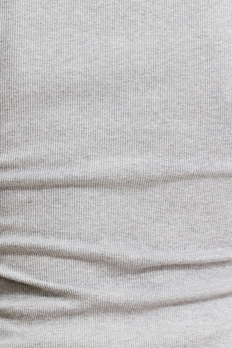 T-Shirt aux hanches côtelé à col rond