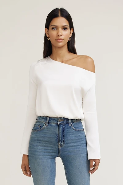 Blouse à épaules dégagées en satin