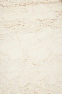 Minirobe crochetée en dentelle