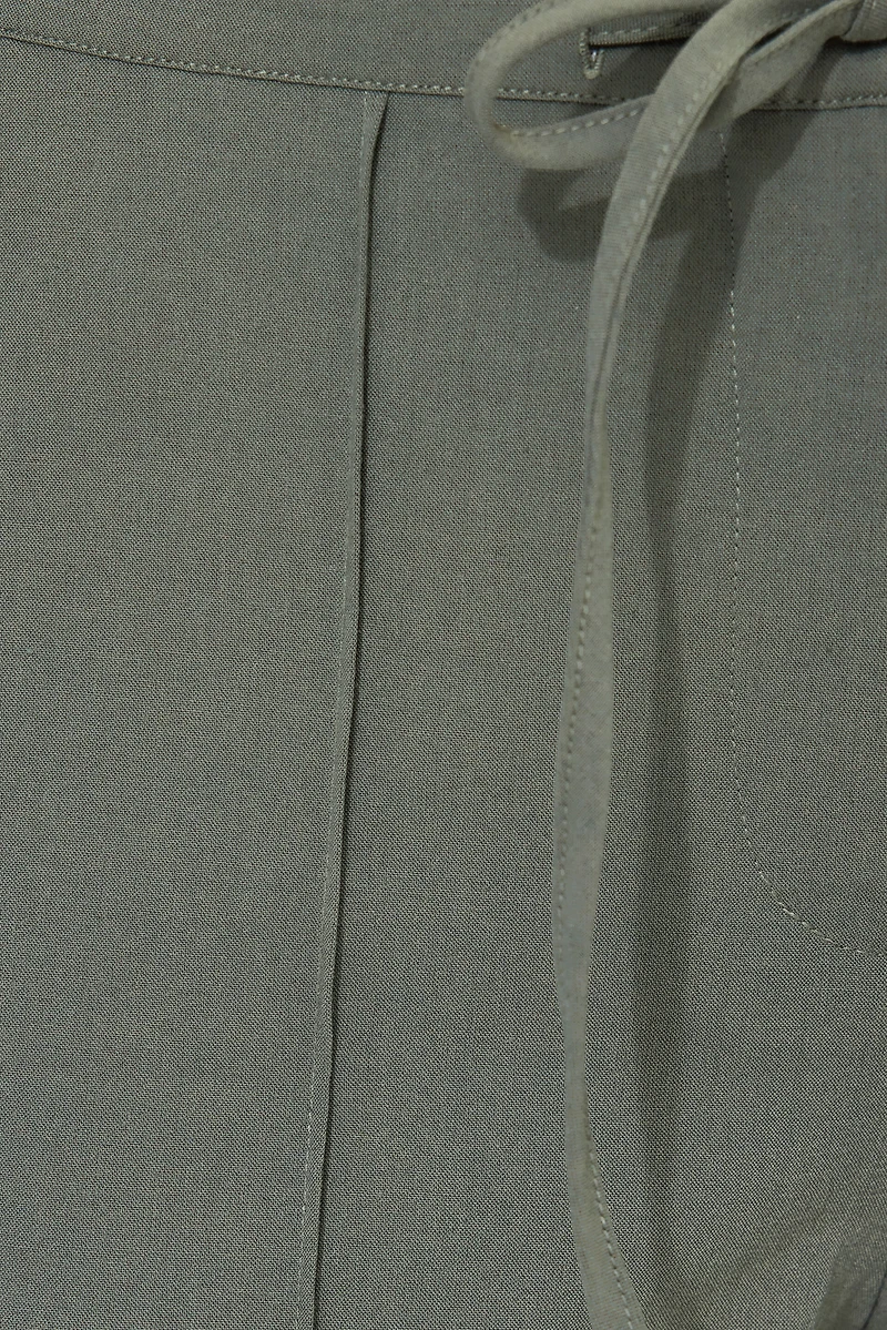 Pantalon à jambe large et cordon nouer