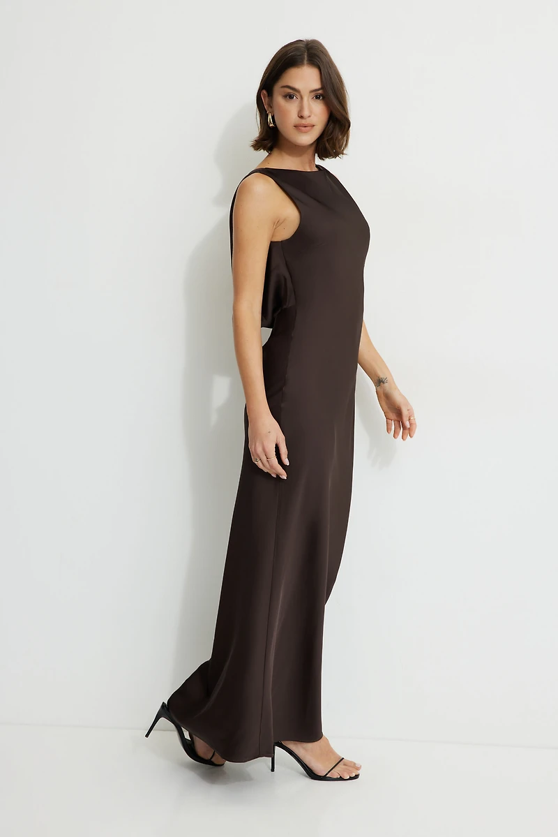 Robe nuisette maxi en satin à dos ouvert