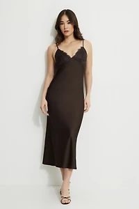 Robe maxi en satin à bordure en dentelle Sage