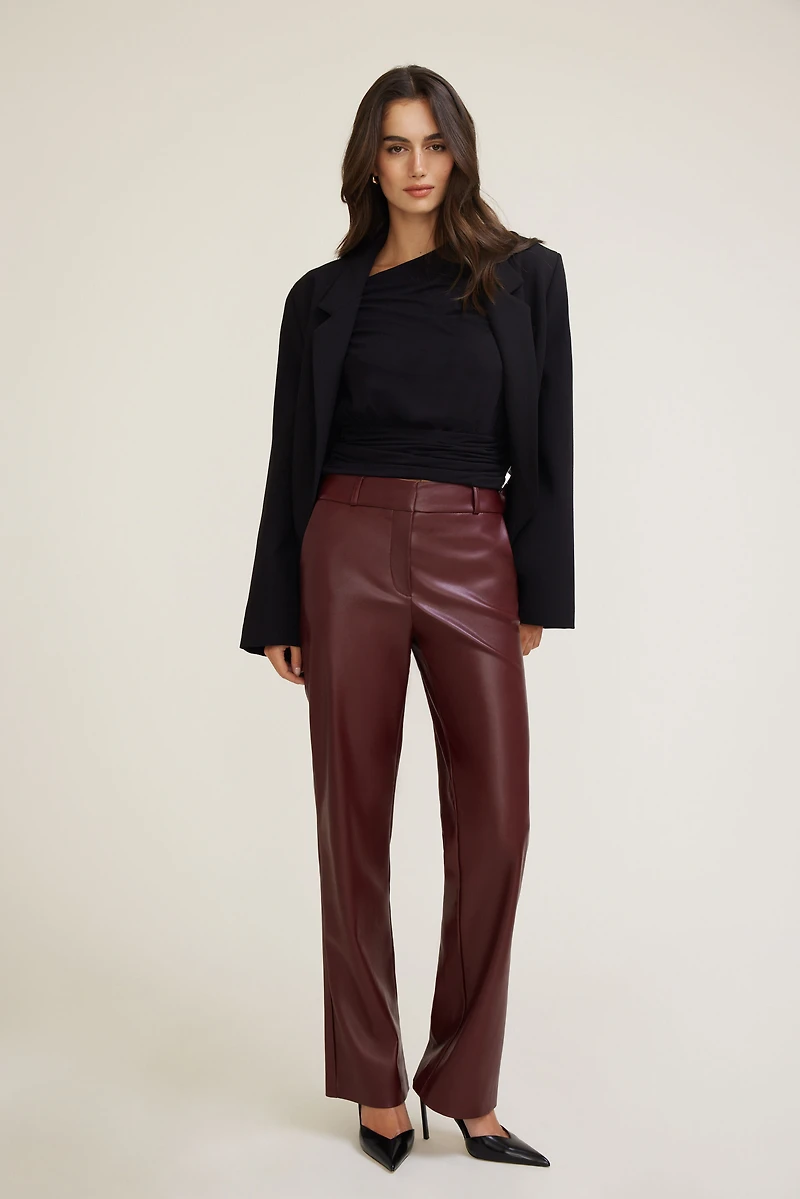 Pantalon en faux cuir à jambe droite Camelia