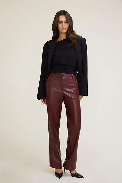 Pantalon en faux cuir à jambe droite Camelia