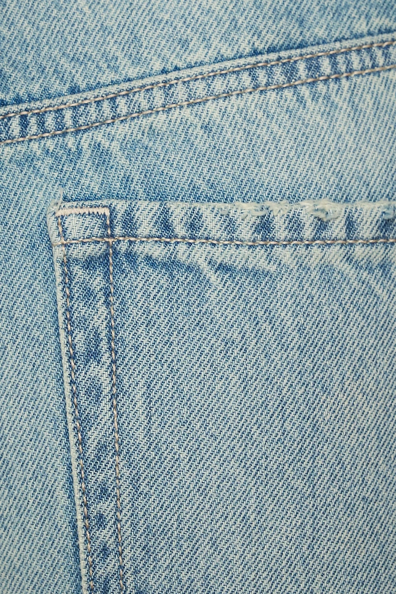 Jean Mika à taille mi-haute et jambe droite décontractée