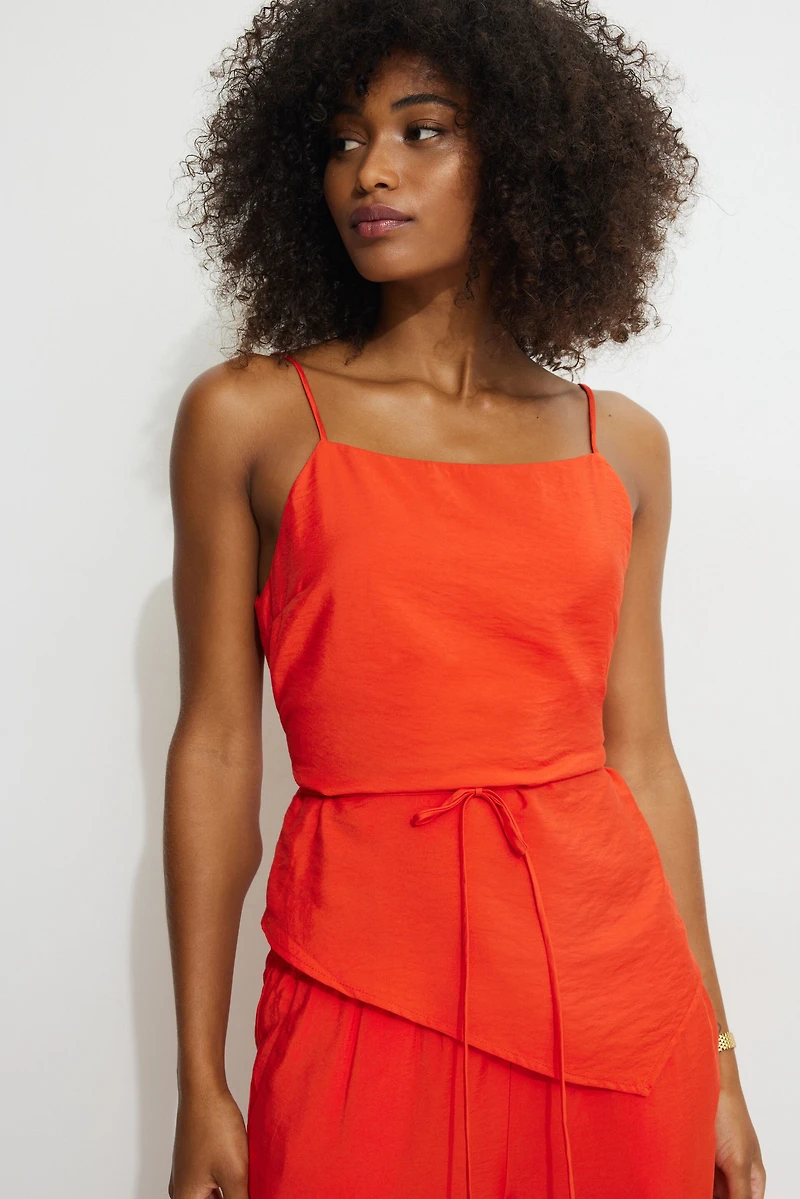 Camisole asymétrique nouée à l’arrière
