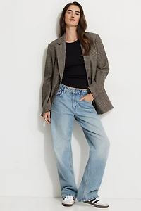 Jean Mika à taille mi-haute et jambe droite décontractée
