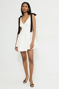 Minirobe Eloise à lanières ornées de boucles