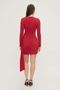 Minirobe sculptante et drapée à l'avant