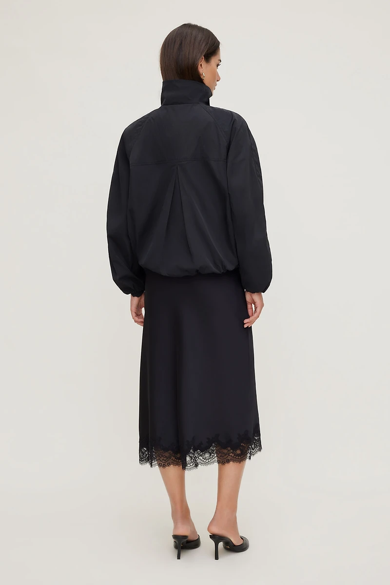 Manteau à col montant et cordon