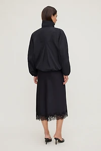 Manteau à col montant et cordon