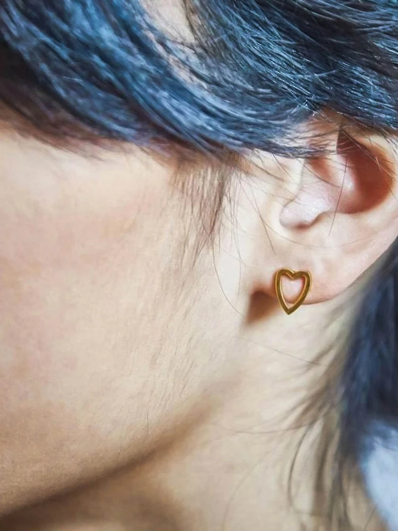 Admiral Row Gold Heart Outline Stud Earrings