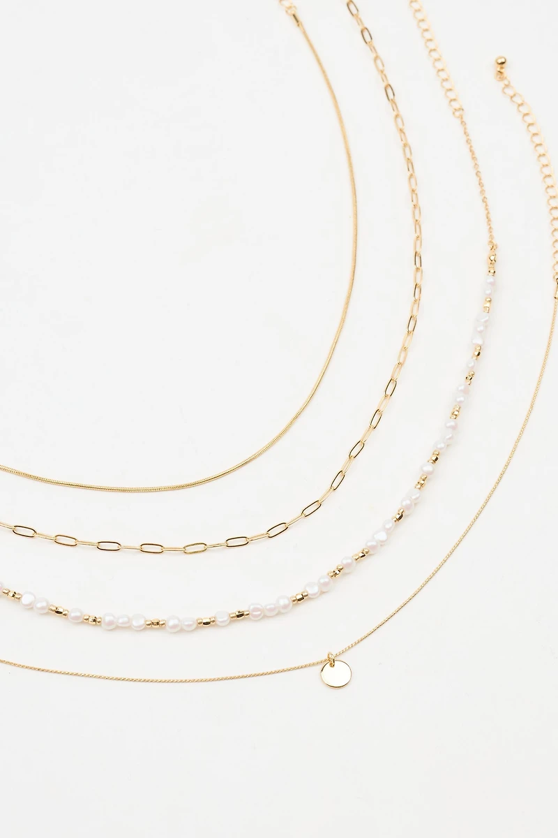 Ensemble de 4 colliers à perles et petit médaillon
