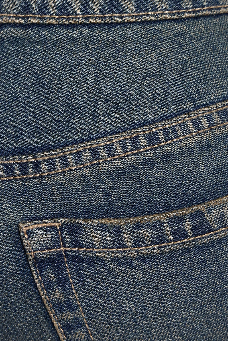 Jean à taille mi-haute et jambe semi-évasée
