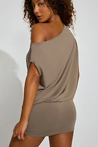 Minirobe drapée à épaules dégagées