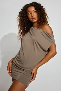 Minirobe drapée à épaules dégagées