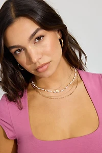 Ensemble de 4 colliers à perles et petit médaillon