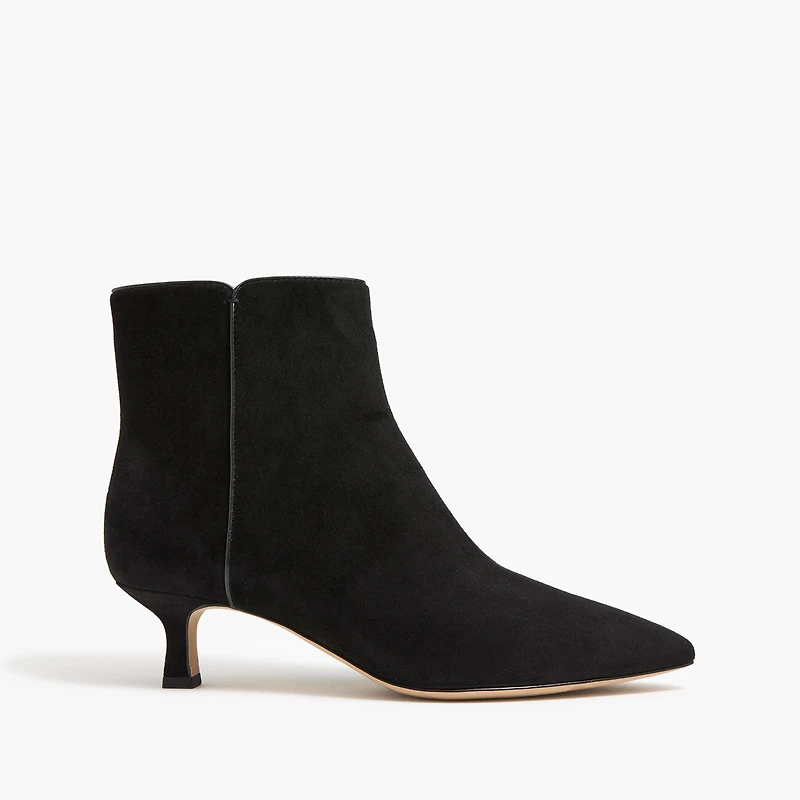 Pointy-toe boots