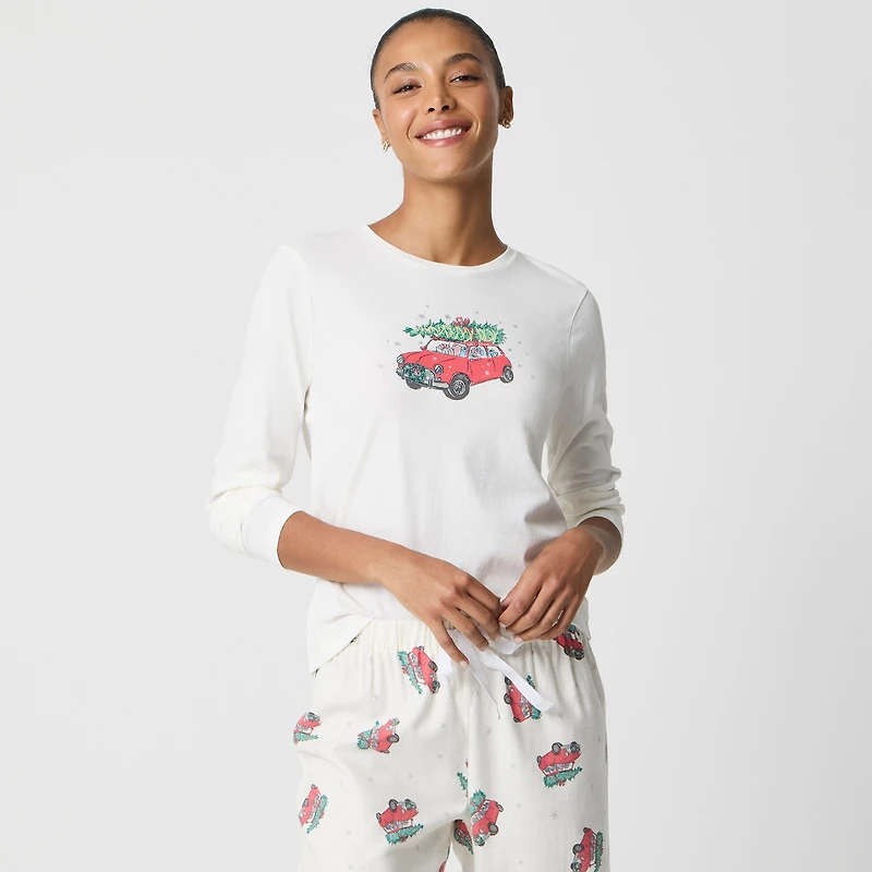 Long-sleeve gifts graphic tee