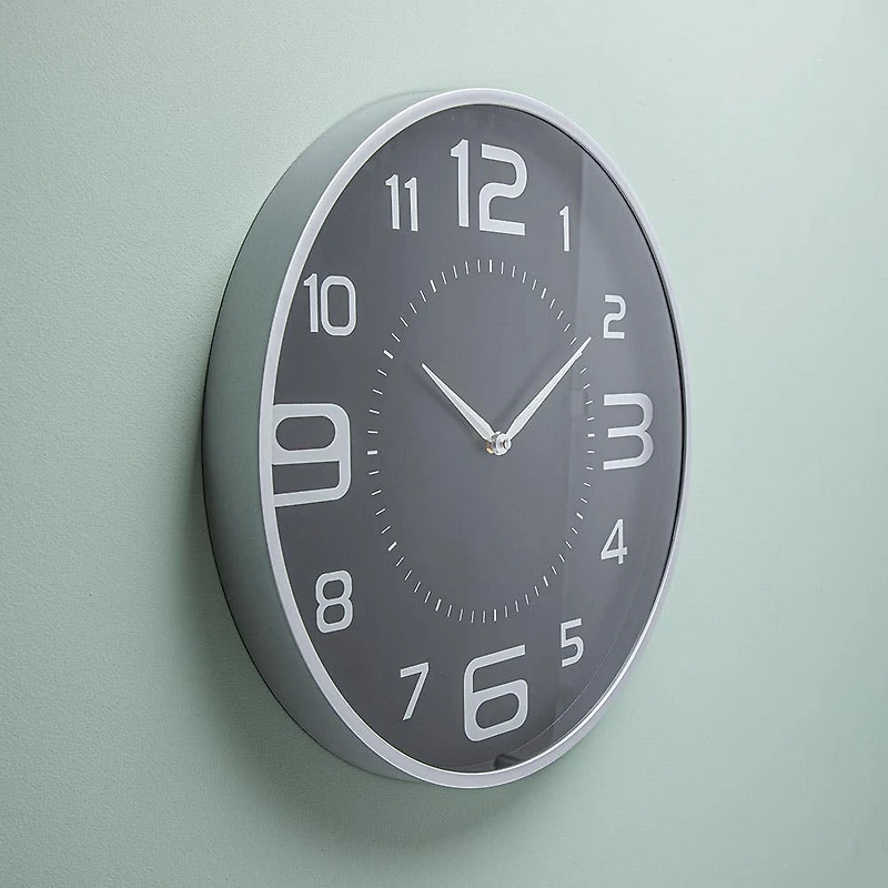 Kiera Grace Decorative 'Austin' Wall Clock 18" (Silver/Black)