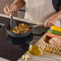 Zyliss Effortless 'Easy Lift' Solid Turner (Natural/Black)