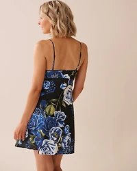 Nuisette en satin et dentelle imprimé roses