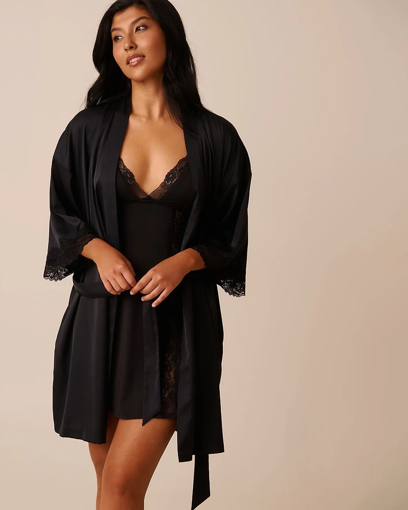 Kimono en satin et dentelle