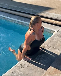 SOLID V-wire and Cut-out One-piece swimsuit