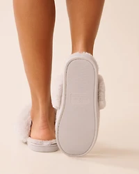 Pantoufles en tricot torsadé et fausse fourrure