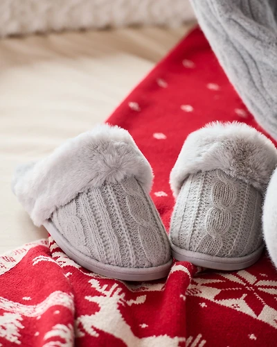 Pantoufles en tricot torsadé et fausse fourrure