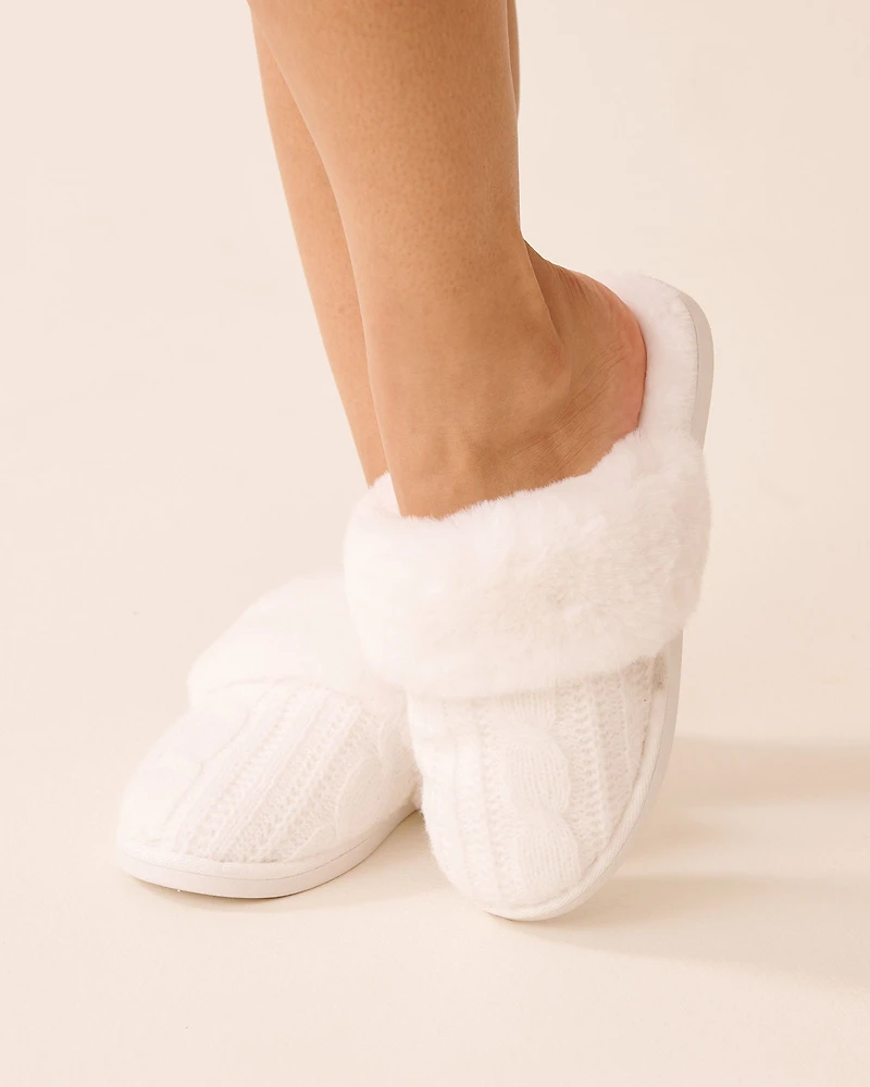 Pantoufles en tricot torsadé et fausse fourrure