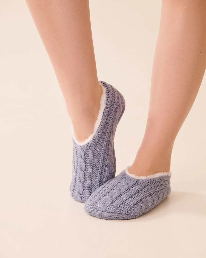 Bas pantoufles en tricot torsadé et fausse fourrure