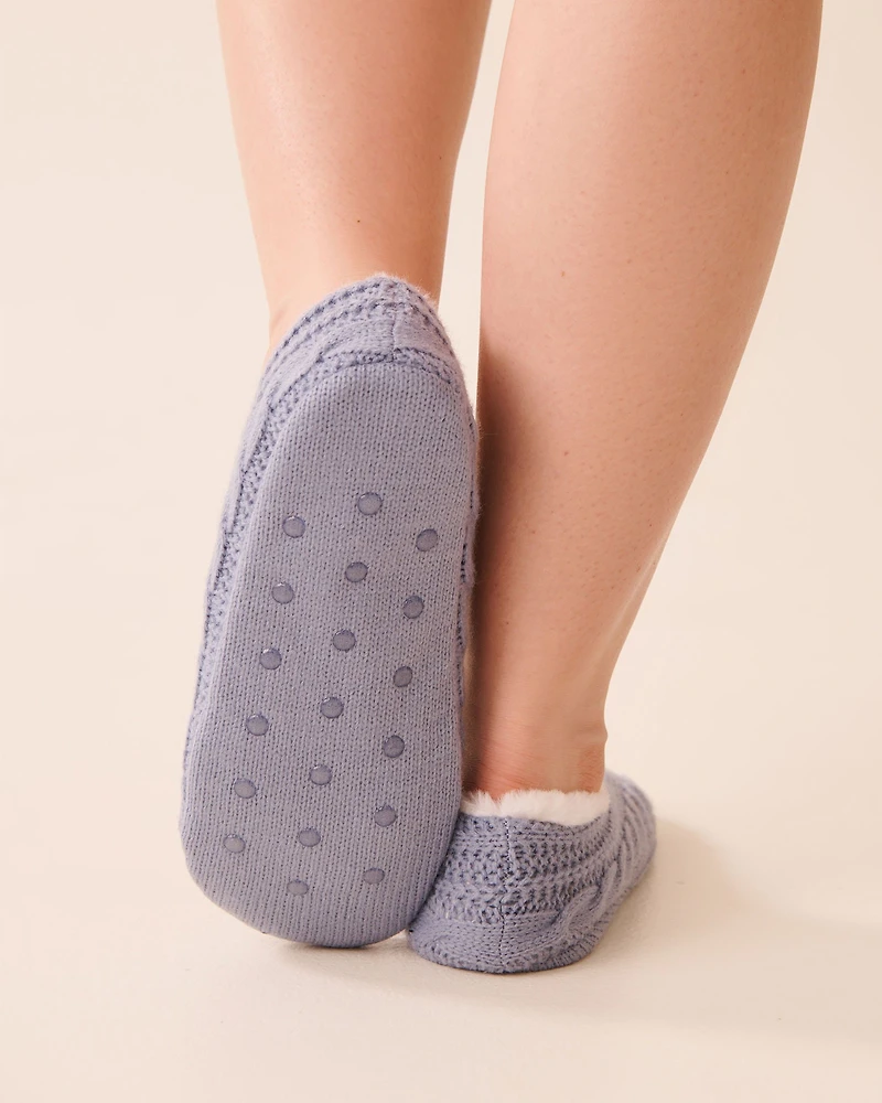 Bas pantoufles en tricot torsadé et fausse fourrure