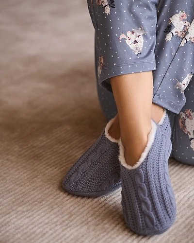 Bas pantoufles en tricot torsadé et fausse fourrure