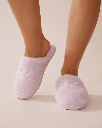 Pantoufles brodées en fausse laine