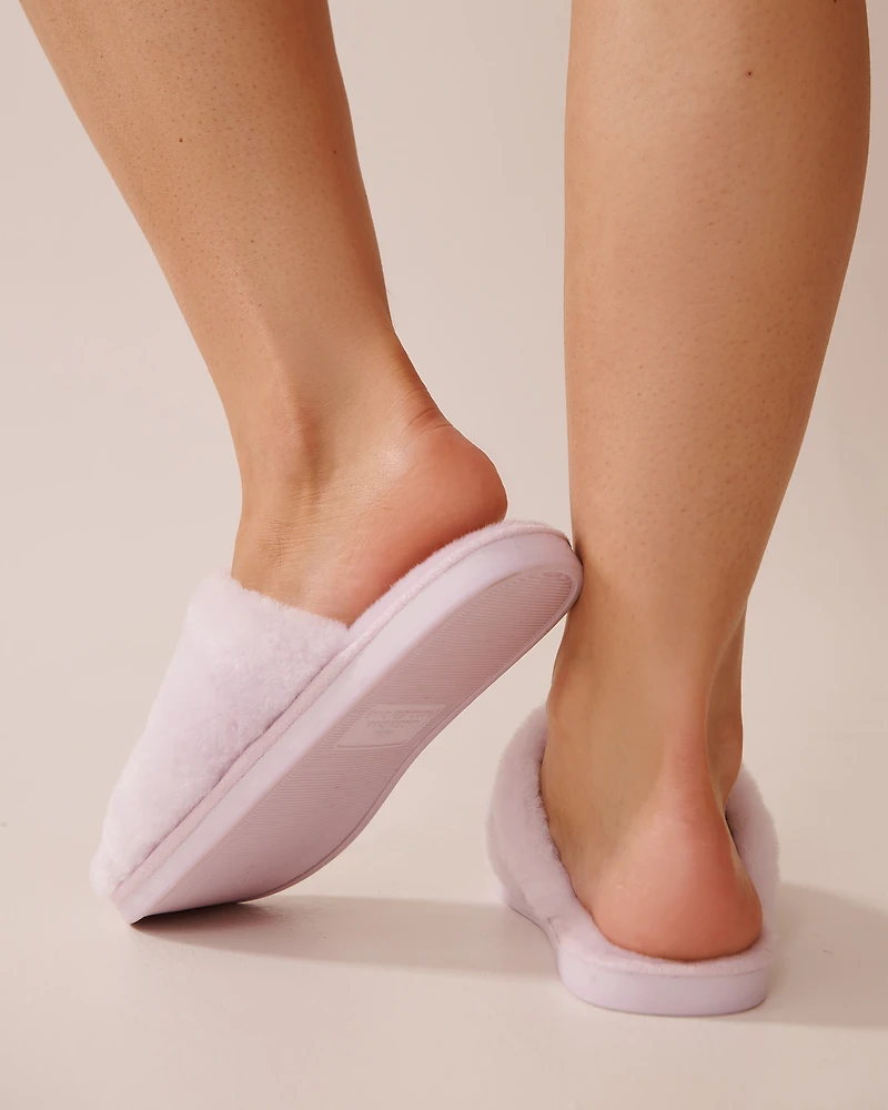 Pantoufles brodées en fausse laine