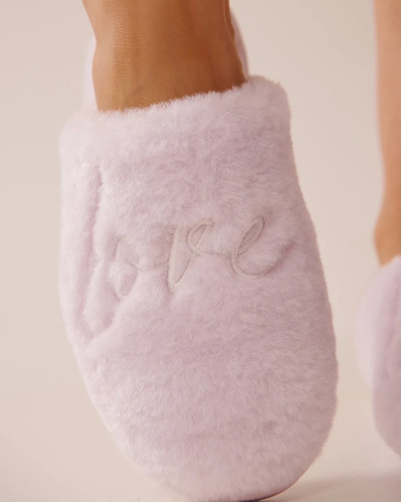 Pantoufles brodées en fausse laine
