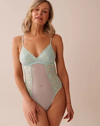 Combiné tanga en résille brodée florale